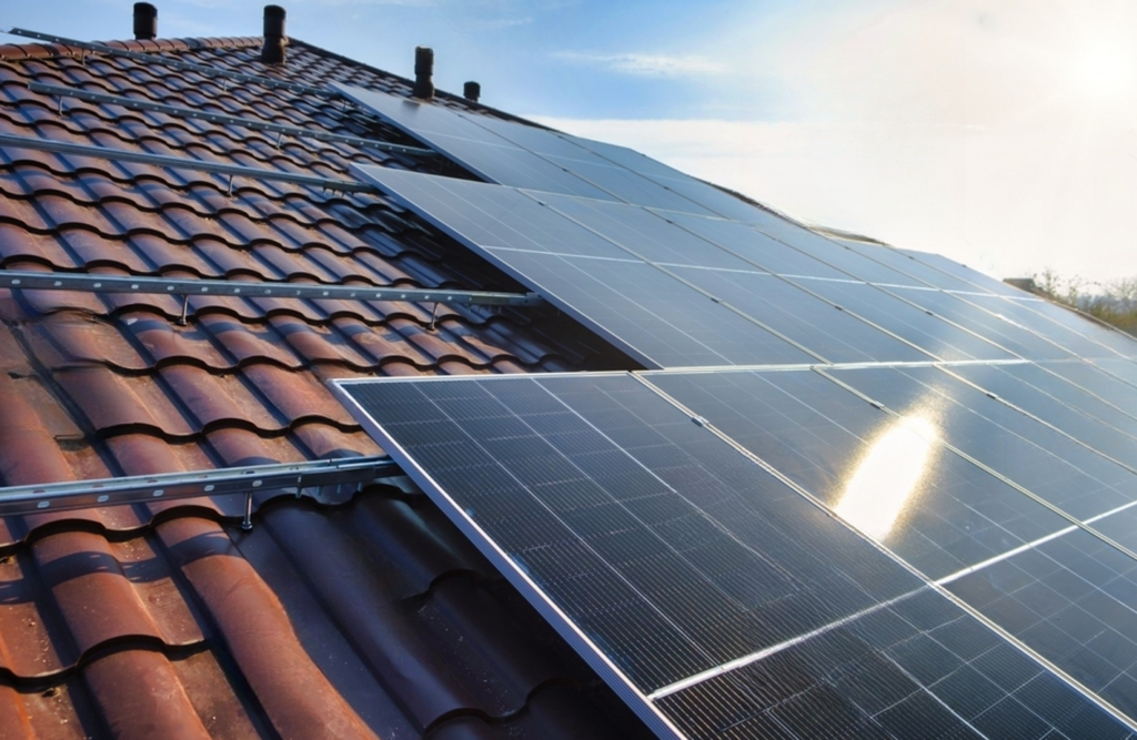 Solarmodule auf einem Dach bei Sonnenschein